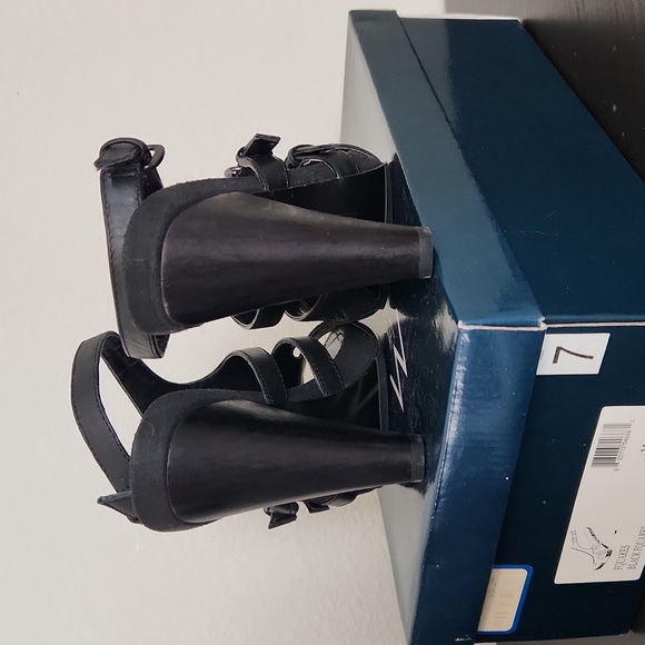 Strappy black sandal - Picture 2 of 4